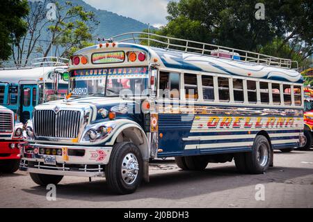 Jeepney bleu et blanc sur le côté le camion bus Banque D'Images