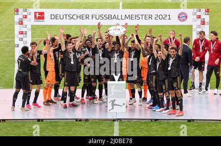 Mannschaft Kingsley Coman FC Bayern MŸnchen mit Meisterschale Siegerehrung: Meisterfeier mit der Uebergabe der Meisterschale an das Team FC Bayern Muenchen - Deutscher Meister 2021. FC Bayern Muenchen - FC Augsburg Alllianz Arena 22.5.2021 34. Spieltag Fussball Bundesliga saison 2020 / 2021 © diebilderwelt / Alamy stock Banque D'Images