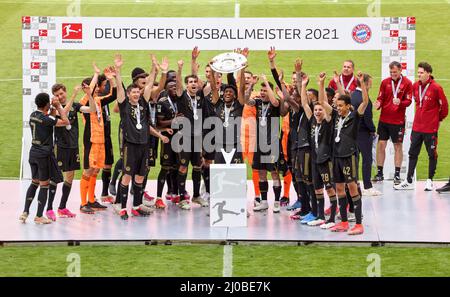 Mannschaft Kingsley Coman FC Bayern MŸnchen mit Meisterschale Siegerehrung: Meisterfeier mit der Uebergabe der Meisterschale an das Team FC Bayern Muenchen - Deutscher Meister 2021. FC Bayern Muenchen - FC Augsburg Alllianz Arena 22.5.2021 34. Spieltag Fussball Bundesliga saison 2020 / 2021 © diebilderwelt / Alamy stock Banque D'Images