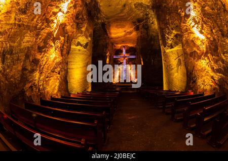 Cathédrale de sel de Zipaquirá souterrain pièce principale avec grande croix et de bancs dans la lumière bleue Banque D'Images