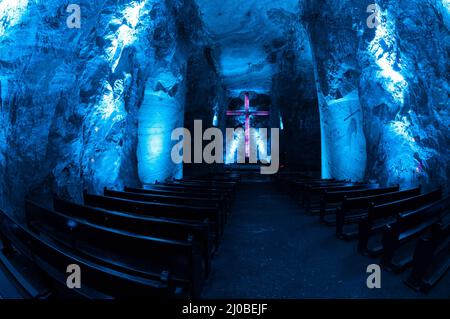 Cathédrale de sel de Zipaquirá souterrain pièce principale avec grande croix et de bancs dans la lumière bleue Banque D'Images