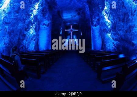 Cathédrale de sel de Zipaquirá souterrain pièce principale avec grande croix et de bancs dans la lumière bleue Banque D'Images