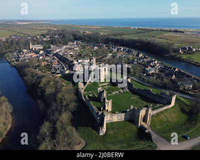 Vue sur les ruines du château de Warkworth, datant du milieu du siècle 12th, dans le Northumberland de Warkworth. Date de la photo : vendredi 18 mars 2022. Banque D'Images