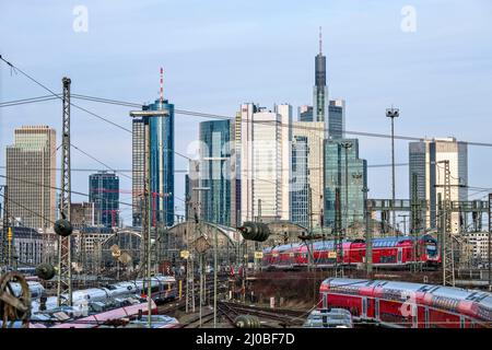 Gare centrale de Francfort avec vue sur la ville en arrière-plan Banque D'Images