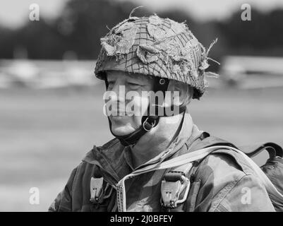 Headcorn, Kent, Royaume-Uni - juillet 1st 2018 reconstitution de la chute du parachutiste de la Seconde Guerre mondiale. Image éditoriale en noir et blanc des soldats se préparant à monter à bord du C- Banque D'Images