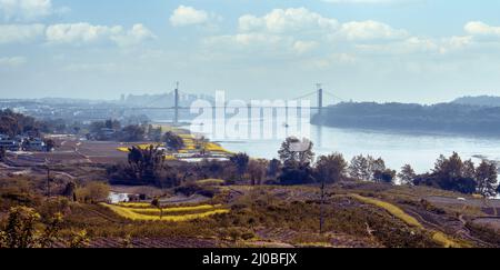 Chine. 18th mars 2022. 18 mars 2022, Chine : le 17 mars 2022, à Jiangjin, Chongqing, printemps en mars. L'herbe de mars pousse et la paruline vole au printemps. Ne manquez pas le printemps. Le froid de l'hiver a commencé à se calmer lentement, et toutes les choses se réveillent tranquillement dans tous les coins du monde, mettant en valeur sa beauté et enchanteur à volonté. ''Je ne m'amuse pas au printemps, mais je crains que c'est un idiot.'' L'épidémie empêche les gens de sortir, mais elle ne peut pas arrêter l'arrivée du printemps. C'est la saison des fleurs à nouveau, et les champs de campagne parfumés révèlent beaucoup de vitalité Banque D'Images