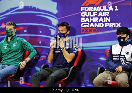 Sakhir, Bahreïn. 18th mars 2022. (De gauche à droite) : Nico Hulkenberg (GER) Aston Martin F1 pilote de réserve d'équipe; Alexander Albon (THA) Williams Racing; et Yuki Tsunoda (JPN) AlphaTauri, à la conférence de presse de la FIA. 18.03.2022. Championnat du monde de Formule 1, Rd 1, Grand Prix de Bahreïn, Sakhir, Bahreïn, Le crédit photo de la journée d'entraînement devrait se lire: XPB/Alamy Live News. Crédit : XPB Images Ltd/Alamy Live News Banque D'Images