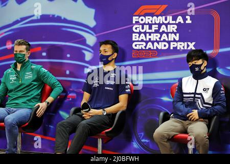 Sakhir, Bahreïn. 18th mars 2022. (De gauche à droite) : Nico Hulkenberg (GER) Aston Martin F1 pilote de réserve d'équipe; Alexander Albon (THA) Williams Racing; et Yuki Tsunoda (JPN) AlphaTauri, à la conférence de presse de la FIA. 18.03.2022. Championnat du monde de Formule 1, Rd 1, Grand Prix de Bahreïn, Sakhir, Bahreïn, Le crédit photo de la journée d'entraînement devrait se lire: XPB/Alamy Live News. Crédit : XPB Images Ltd/Alamy Live News Banque D'Images