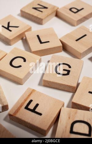 Lettres en bois isolées sur fond blanc Banque D'Images