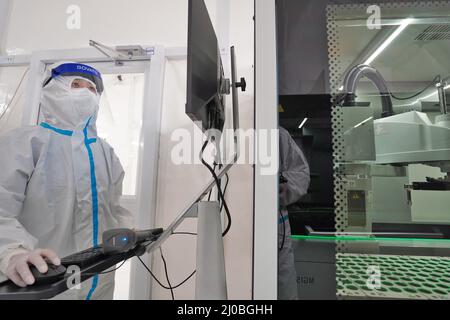 Yantai, Chine. 18th mars 2022. Dans la soirée du 17 mars 2022, le personnel a installé et débogué du matériel dans le laboratoire ''Huoyan'' à Yantai, Shandong.le 18 mars 2022, après la construction d'une nuit, le laboratoire d'analyse des acides nucléiques ''Huoyan'', d'une capacité quotidienne de 60 000 tubes individuels, a été achevé à Yantai Gymnasium, dans la province de Shandong. À l'heure actuelle, le personnel intensifie l'installation et la mise en service de l'équipement, qui peut répondre à jusqu'à 600 000 besoins de tests d'acides nucléiques par jour après sa mise en service. Crédit : ZUMA Press, Inc./Alay Live News Banque D'Images