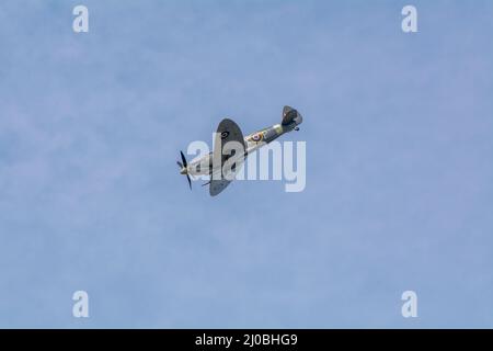 Headcorn, Kent, Royaume-Uni - juillet 1st 2018 Spitfire avec Merlin Engine vole et se produit en spectacle aérien au-dessus de Kent. Banque D'Images