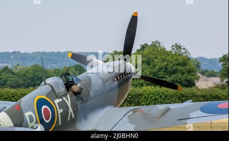 Headcorn, Kent, Royaume-Uni - juillet 1st 2018 l'équipage au sol de la Royal Air Force effectue des vérifications avant le vol et prépare un groupe d'avions de chasse spitfire WW2 pour le décollage. Banque D'Images