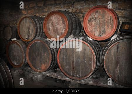 Fûts de vin couchés dans une cave Banque D'Images