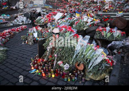 Kiev, Ukraine - 7th mars 2014 : un bouquet de fleurs à la mémoire de la mort à Kiev, Maidan. Ukraine Russie guerre. Photo de haute qualité Banque D'Images