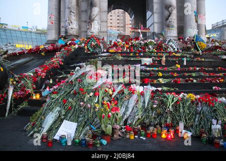 Kiev, Ukraine - 7th mars 2014 : un bouquet de fleurs à la mémoire de la mort à Kiev, Maidan. Ukraine Russie guerre. Photo de haute qualité Banque D'Images