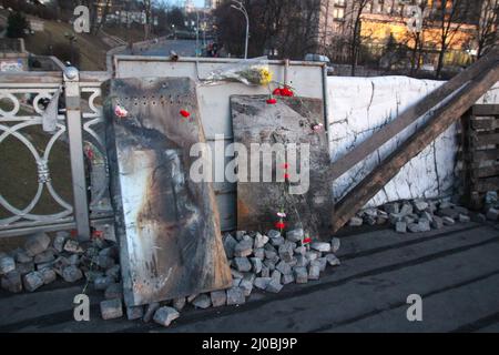 Kiev, Ukraine - 7th mars 2014 : boucliers de protection AMetallic avec des fleurs et des marques de balles à Maidan pendant la révolution ukrainienne. Ukraine Russie guerre. Photo de haute qualité Banque D'Images