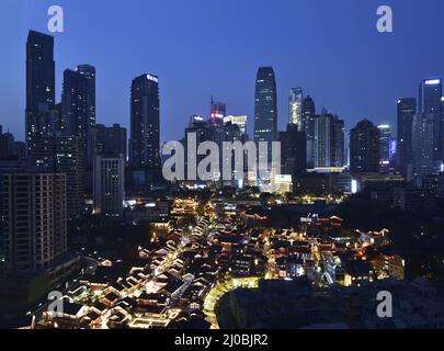 Chongqing, le 18th mars 2022. Le 17 mars 2022, une vue nocturne de la zone de style traditionnel Shibati dans le district de Yuzhong, Chongqing City. Les dix-huit échelles, qui sont silencieuses depuis de nombreuses années, ont retrouvé leur éclat après la cérémonie d'éclairage, Ajoutant une belle couleur à la charmante scène nocturne de la ville de montagne de Chongqing.après la construction des 5 dernières années, le Shiba Ti de style traditionnel ouvrira au public à la fin de septembre 2021. La construction de son système d'éclairage de nuit intelligent de projecteurs a été pratiquement achevée. Le Banque D'Images