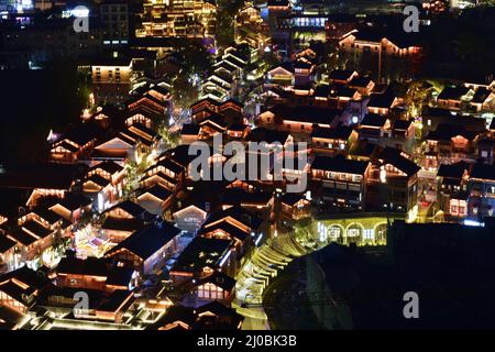 Chongqing, le 18th mars 2022. Le 17 mars 2022, une vue nocturne de la zone de style traditionnel Shibati dans le district de Yuzhong, Chongqing City. Les dix-huit échelles, qui sont silencieuses depuis de nombreuses années, ont retrouvé leur éclat après la cérémonie d'éclairage, Ajoutant une belle couleur à la charmante scène nocturne de la ville de montagne de Chongqing.après la construction des 5 dernières années, le Shiba Ti de style traditionnel ouvrira au public à la fin de septembre 2021. La construction de son système d'éclairage de nuit intelligent de projecteurs a été pratiquement achevée. Le Banque D'Images