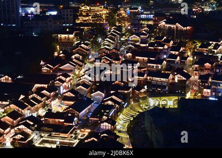 Chongqing, le 18th mars 2022. Le 17 mars 2022, une vue nocturne de la zone de style traditionnel Shibati dans le district de Yuzhong, Chongqing City. Les dix-huit échelles, qui sont silencieuses depuis de nombreuses années, ont retrouvé leur éclat après la cérémonie d'éclairage, Ajoutant une belle couleur à la charmante scène nocturne de la ville de montagne de Chongqing.après la construction des 5 dernières années, le Shiba Ti de style traditionnel ouvrira au public à la fin de septembre 2021. La construction de son système d'éclairage de nuit intelligent de projecteurs a été pratiquement achevée. Le Banque D'Images