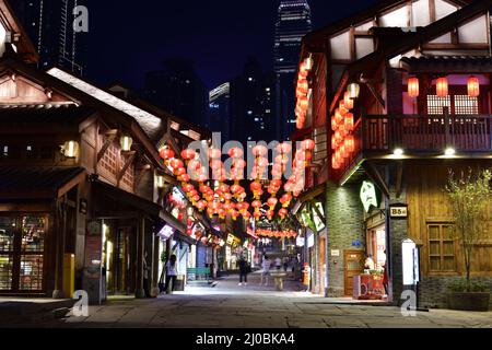 Chongqing, le 18th mars 2022. Le 17 mars 2022, une vue nocturne de la zone de style traditionnel Shibati dans le district de Yuzhong, Chongqing City. Les dix-huit échelles, qui sont silencieuses depuis de nombreuses années, ont retrouvé leur éclat après la cérémonie d'éclairage, Ajoutant une belle couleur à la charmante scène nocturne de la ville de montagne de Chongqing.après la construction des 5 dernières années, le Shiba Ti de style traditionnel ouvrira au public à la fin de septembre 2021. La construction de son système d'éclairage de nuit intelligent de projecteurs a été pratiquement achevée. Le Banque D'Images