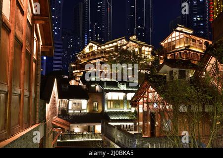 Chongqing, le 18th mars 2022. Le 17 mars 2022, une vue nocturne de la zone de style traditionnel Shibati dans le district de Yuzhong, Chongqing City. Les dix-huit échelles, qui sont silencieuses depuis de nombreuses années, ont retrouvé leur éclat après la cérémonie d'éclairage, Ajoutant une belle couleur à la charmante scène nocturne de la ville de montagne de Chongqing.après la construction des 5 dernières années, le Shiba Ti de style traditionnel ouvrira au public à la fin de septembre 2021. La construction de son système d'éclairage de nuit intelligent de projecteurs a été pratiquement achevée. Le Banque D'Images