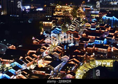 Chongqing, le 18th mars 2022. Le 17 mars 2022, une vue nocturne de la zone de style traditionnel Shibati dans le district de Yuzhong, Chongqing City. Les dix-huit échelles, qui sont silencieuses depuis de nombreuses années, ont retrouvé leur éclat après la cérémonie d'éclairage, Ajoutant une belle couleur à la charmante scène nocturne de la ville de montagne de Chongqing.après la construction des 5 dernières années, le Shiba Ti de style traditionnel ouvrira au public à la fin de septembre 2021. La construction de son système d'éclairage de nuit intelligent de projecteurs a été pratiquement achevée. Le Banque D'Images