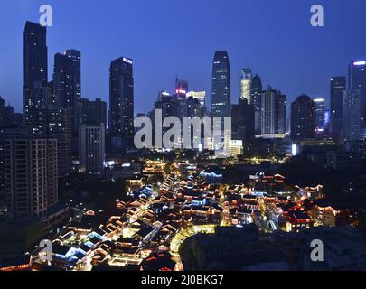 Chongqing, le 18th mars 2022. Le 17 mars 2022, une vue nocturne de la zone de style traditionnel Shibati dans le district de Yuzhong, Chongqing City. Les dix-huit échelles, qui sont silencieuses depuis de nombreuses années, ont retrouvé leur éclat après la cérémonie d'éclairage, Ajoutant une belle couleur à la charmante scène nocturne de la ville de montagne de Chongqing.après la construction des 5 dernières années, le Shiba Ti de style traditionnel ouvrira au public à la fin de septembre 2021. La construction de son système d'éclairage de nuit intelligent de projecteurs a été pratiquement achevée. Le Banque D'Images