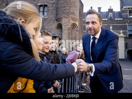 DEN HAAG - Hugo de Jonge, ministre voor Volkshuisvesting en Ruimtelijke Ordening, geeft een boks aan schoolkinderen bij aankomst op het Binnenhof voor de wekelijkse ministerraad. ANP SEM VAN DER WAL Banque D'Images