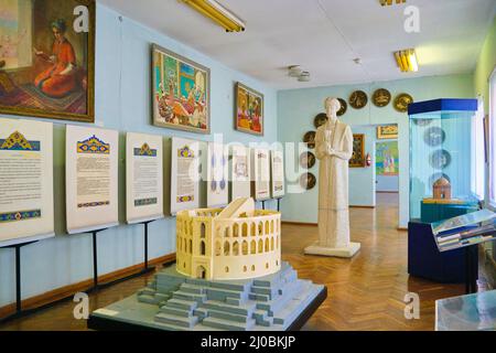 Un regard à l'espace de la galerie avec des expositions, des expositions de livres, des objets, des objets. Au Musée national de littérature Alisher Navoi à Tachkent, Ouzbékistan. Banque D'Images