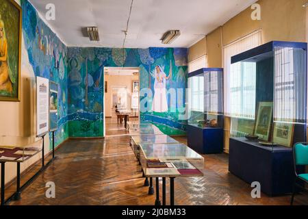 Un regard à l'espace de la galerie avec des expositions, des expositions de livres, des objets, des objets. Au Musée national de littérature Alisher Navoi à Tachkent, Ouzbékistan. Banque D'Images