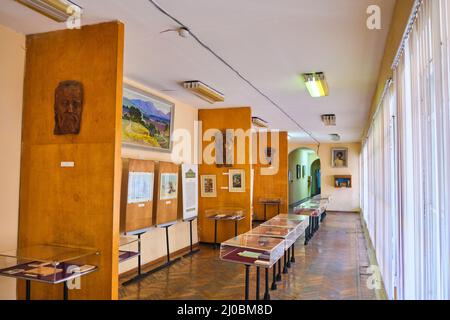 Un regard à l'espace de la galerie avec des expositions, des expositions de livres, des objets, des objets. Au Musée national de littérature Alisher Navoi à Tachkent, Ouzbékistan. Banque D'Images