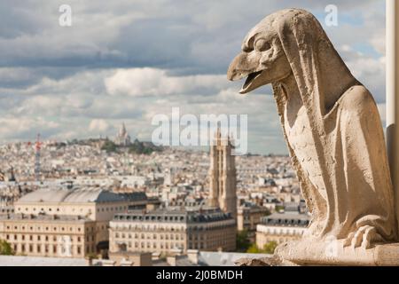 Gargoyle sur la Cathédrale notre Dame et la ville de Paris gros plan, France Banque D'Images