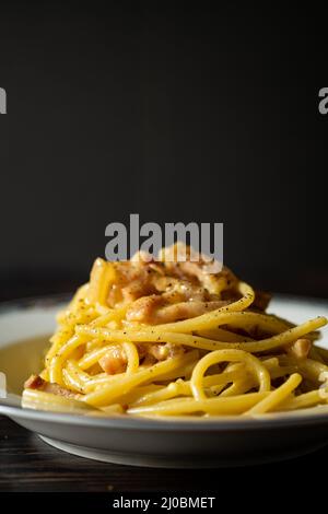 pâtes alla carbonara avec œufs, bacon, parmigiano et fromage pecorino Banque D'Images