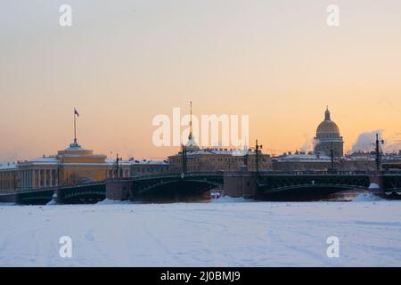 Russie. Saint-Pétersbourg. L'hiver, l'Amirauté et la cathédrale Saint-Isaac Banque D'Images