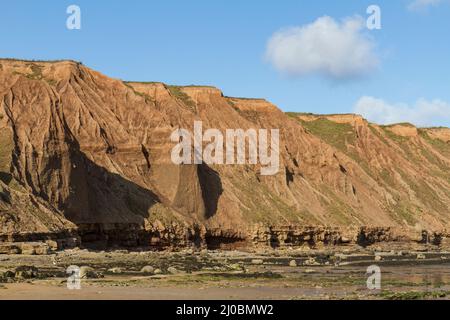 Les superbes falaises de Filey Brigg, Filey, North Yorkshire, Royaume-Uni. Banque D'Images
