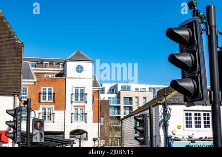 Epsom Surrey Londres, Royaume-Uni, mars 17 2022, mélange d'architecture de bâtiments résidentiels génériques modernes contre Un ciel bleu clair Banque D'Images