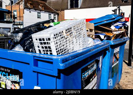 Epsom Surrey Londres, Royaume-Uni, mars 17 2022, Wheelie Bin plein de déchets en attente de la collection Banque D'Images