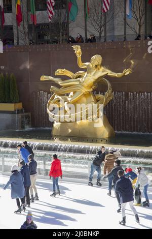 La patinoire du Rockefeller Center est une attraction touristique populaire en hiver dans le centre de Manhattan, New York. Banque D'Images