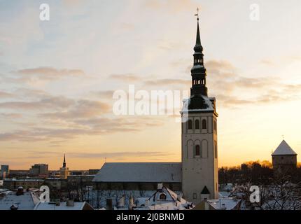 Salle de concert et musée Saint-Nicolas à la Saint-Sylvestre, soirée Tallinn, Estonie. Banque D'Images