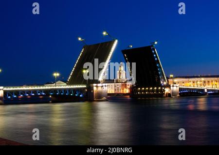 Pont du Palais divorcé pendant les nuits blanches vue sur Kuntskamera , Saint-Pétersbourg, Russie. 3 juillet 2010 Banque D'Images