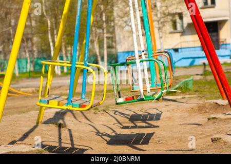 Terrain de jeu vide et balançoires dans un parc coloré, Russie. Banque D'Images