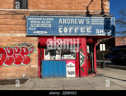 Petit café-restaurant et bodega sur Coney Island Avenue et Church Avenue à Brooklyn, New York. Banque D'Images
