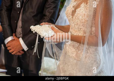 Le 2022 mars, la mariée tient le bloc sur lequel les anneaux de mariage sont placés Banque D'Images