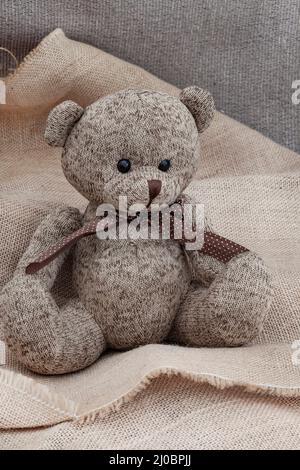ours en peluche de style rustique sur un tissu de style hessien et rugueux Banque D'Images