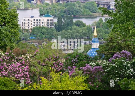 Monastère de Vydubychi jardin fleuri sur les rives du Dniepr à Kiev Banque D'Images