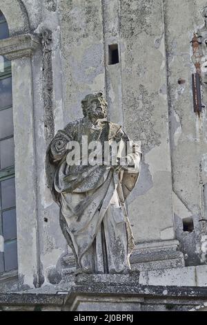 Statue du saint sur la façade de l'Église catholique d'Exaltation du Saint. Joseph Banque D'Images