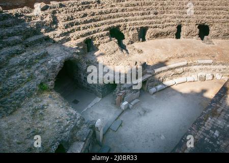 Vestiges de l'amphithéâtre romain dans le centre historique de Catane, île de Sicile, Italie Banque D'Images