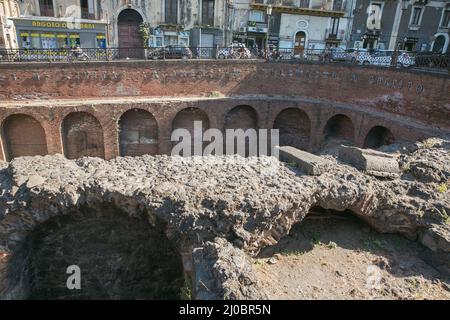 Vestiges de l'amphithéâtre romain dans le centre historique de Catane, île de Sicile, Italie Banque D'Images