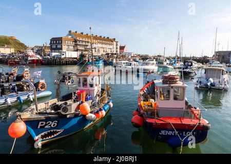 Angleterre, Dorset, Bridport, West Bay Harbour, bateaux de pêche Banque D'Images