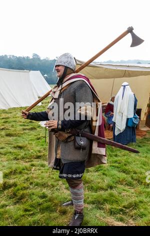 Angleterre, East Sussex, Battle, le festival annuel de reconstitution de la bataille de Hastings 1066, participant vêtu d'armure saxonne médiévale Banque D'Images